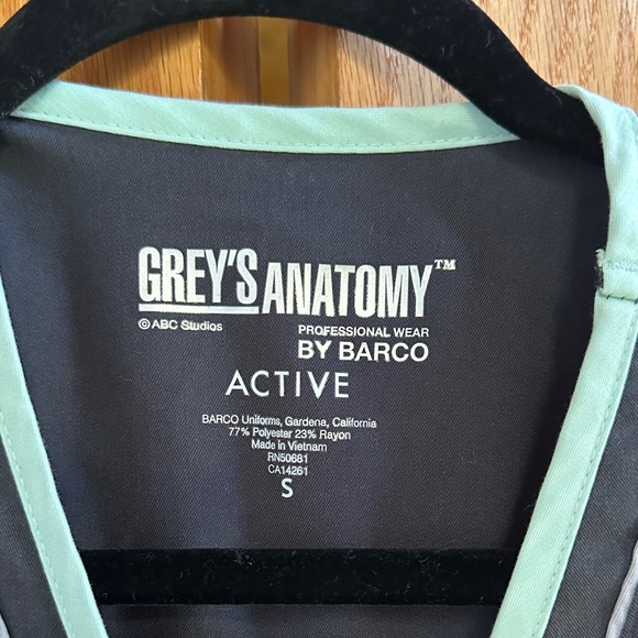 Grey's Anatomy Charcoal Scrub Top with Sky Blue Trim - Picture 2 of 3